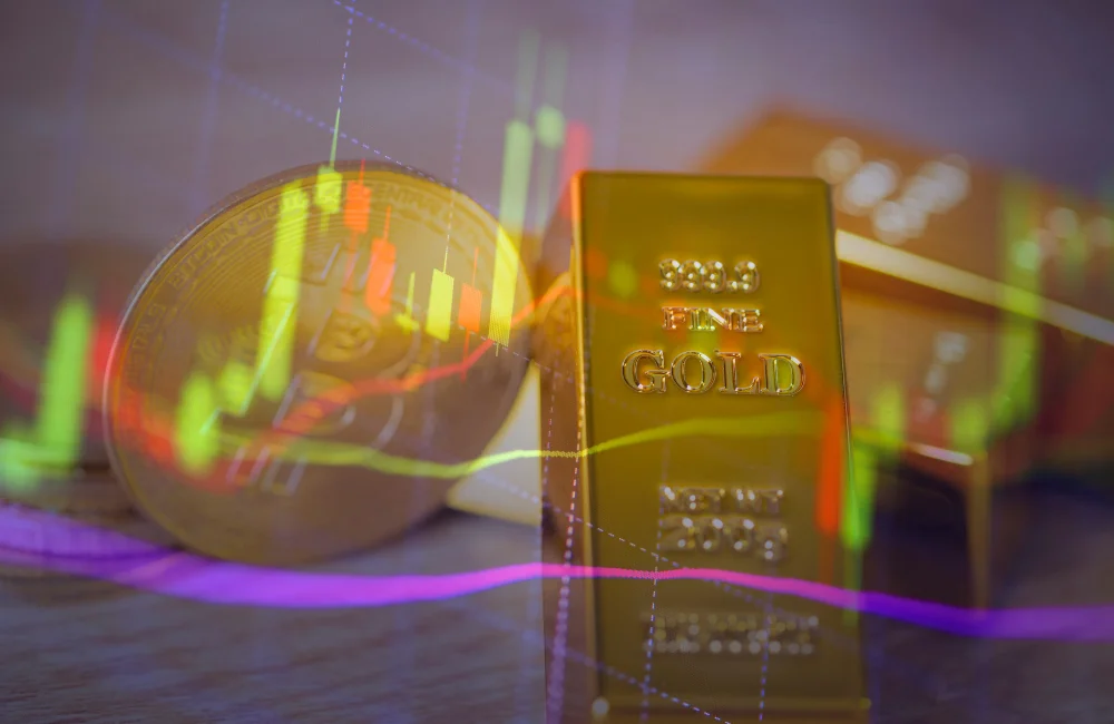 แท่งทองคำ "999.9 FINE GOLD", "NET WT 1000g" และเหรียญบิทคอยน์วางอยู่บนพื้นผิว มีกราฟแท่งเทียนและเส้นสายตาข่ายการเงินสีสดใสซ้อนทับอยู่ด้านหน้า